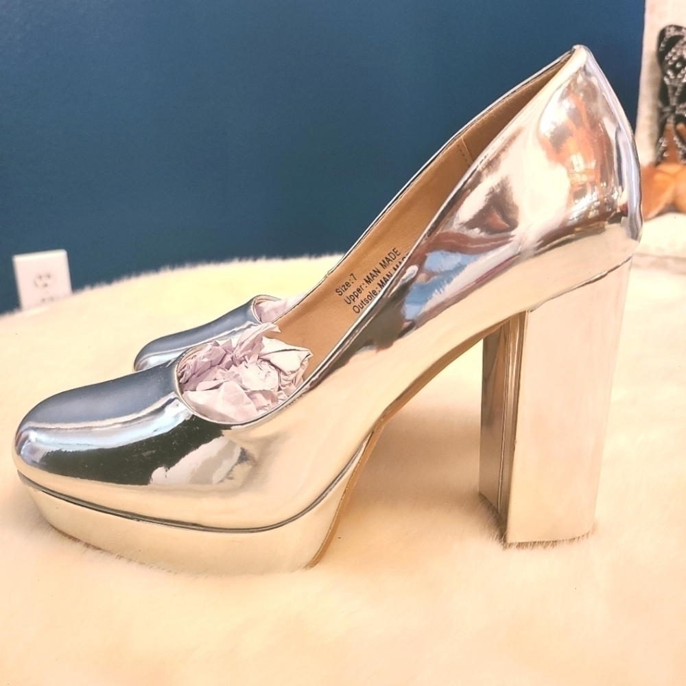 NWOT, New York and Company, silver metallic, size 7 - Picture 3 of 7